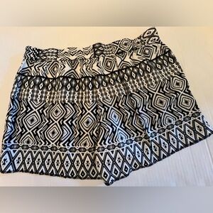 J CREW TROPEZ SHORTS. BLACK AND WHITE. SIZE 10